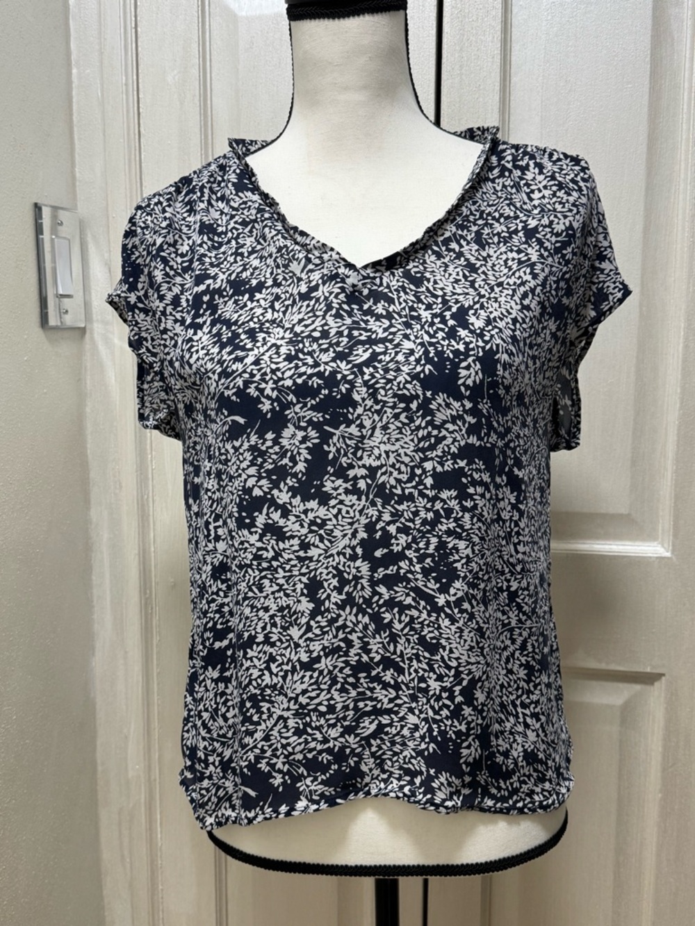 Joie Suela 100% Silk Navy/White Print Cap Sleeve Size S Lightweight Blouse - Picture 3 of 12